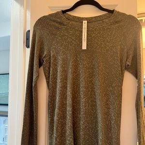 Women Lululemon long sleeve size 6